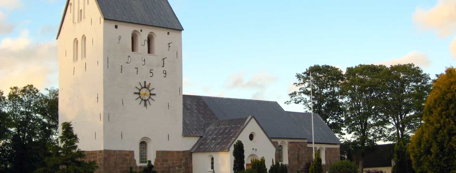 Hellevad Kirke ligger i landsbyen Klokkerholm omkring 14 km sydøst for Brønderslev