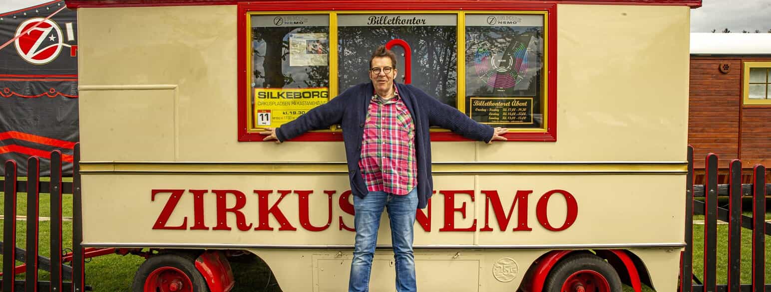 Søren Østergaard fotograferet i 2022 foran Zirkus Nemos billetsalg