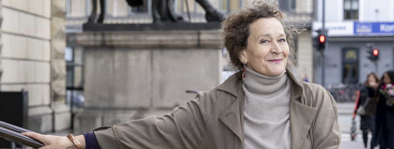 Ulla Henningsen fotograferet uden for Det Kongelige Teater i 2022