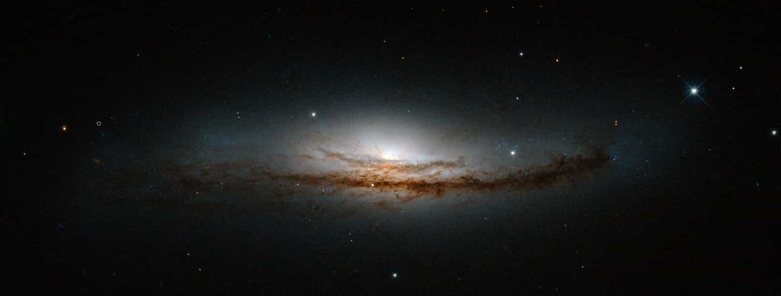 Spiralgalaksen NGC 5793 - en af de galaksetyper, Hubble klassificerede - her indfanget af Hubble-teleskopet i 2017.