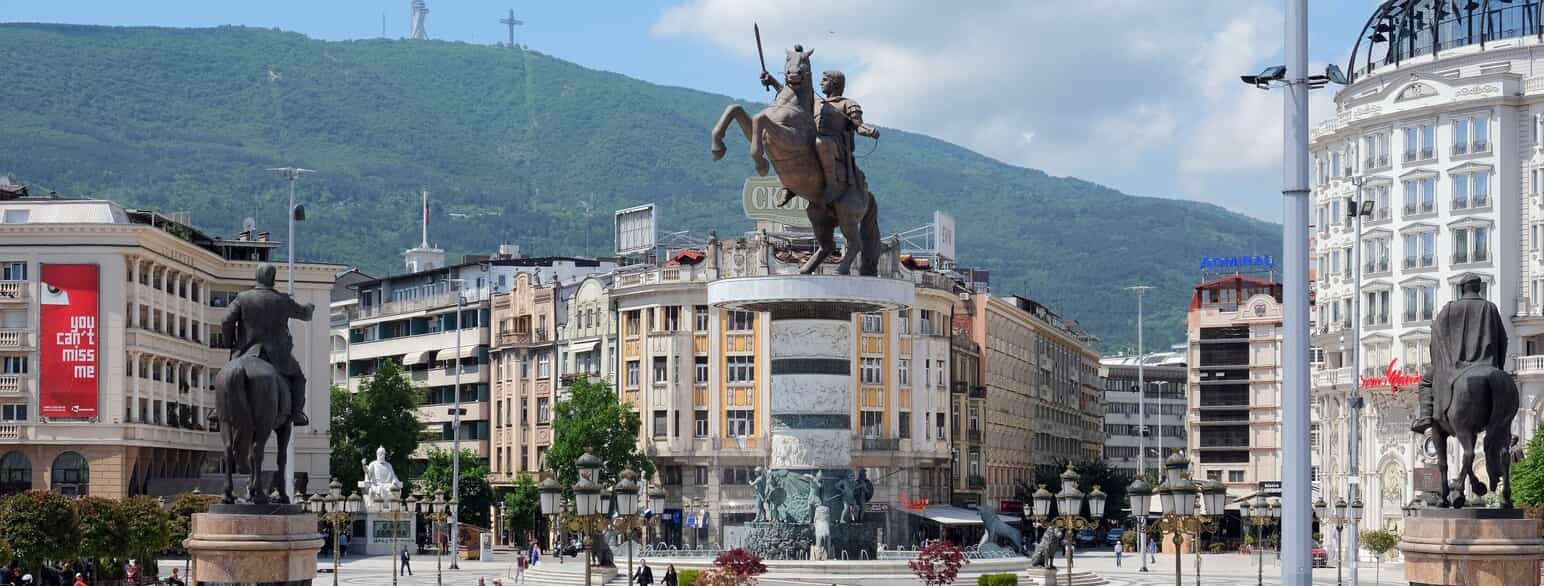 Statue af Alexander den Store (i midten af billedet), som er placeret i Skopjes centrum