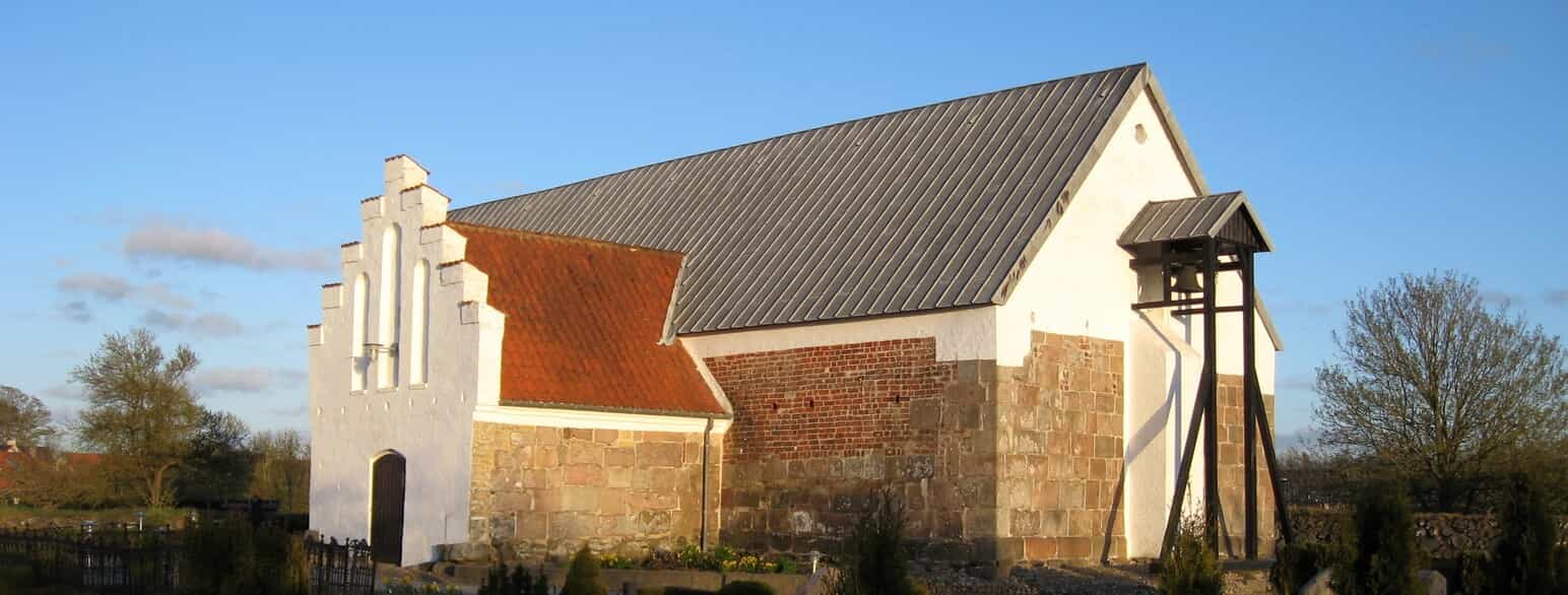 Stenum Kirke ligger i landsbyen Stenum omkring 8 km nordvest for Brønderslev