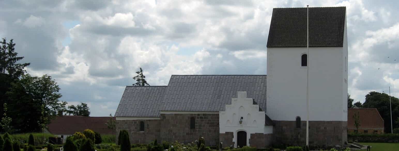 Tolstrup Kirke ligger i landsbyen Tolstrup omkring 4 km nordvest for Brønderslev