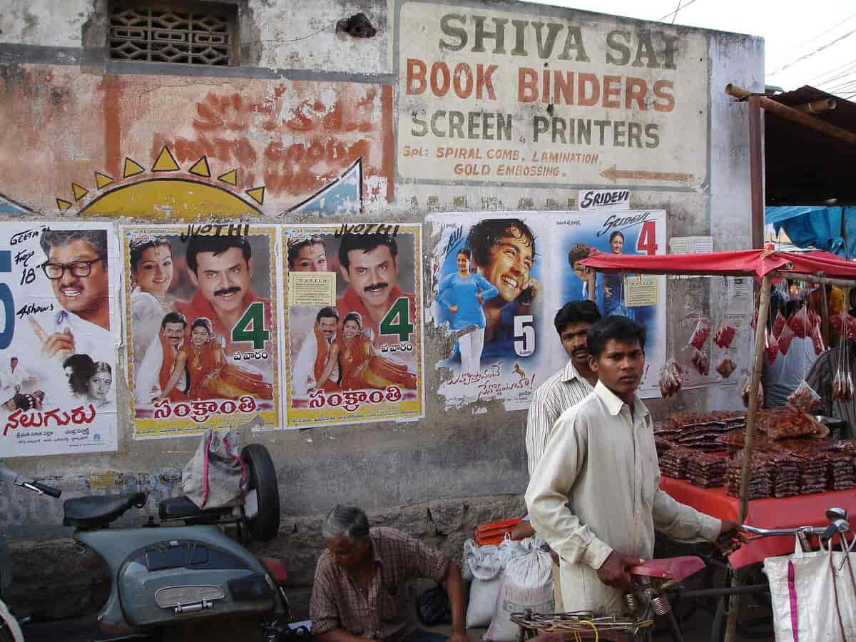 Telugu-filmplakater på en lille gade i delstaten Andhra Pradesh, 2005