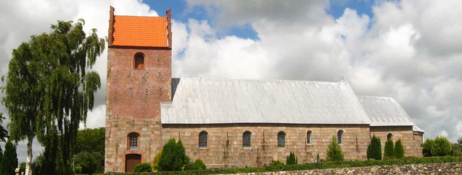 Øster Brønderslev Kirke ligger i byen Øster Brønderslev omkring 4 km sydøst for Brønderslev 