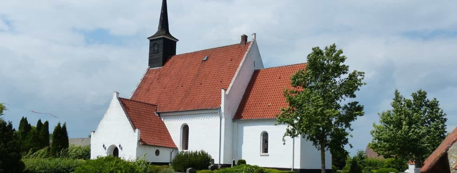 Maglebrænde Kirke ligger i landsbyen Maglebrænde på Nordfalster