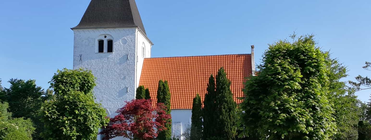 Slemminge Kirke er en hvidkalket kirke i landsbyen Slemminge på Lolland
