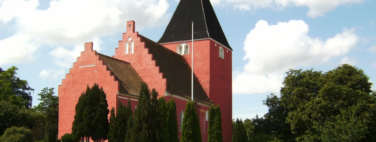 Vester Ulslev Kirke ligger i landsbyen af samme navn på den sydlige del af Lolland