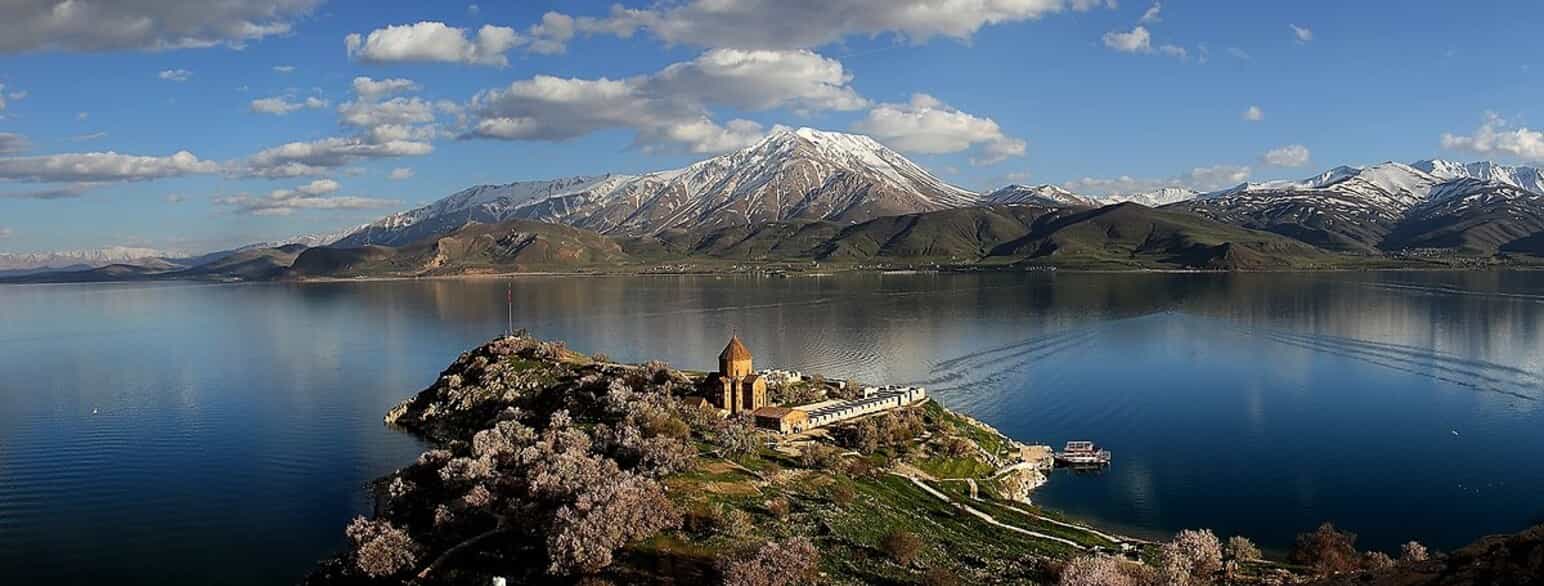 En del af øen Achtamar med den armenske Helligkors-kirke