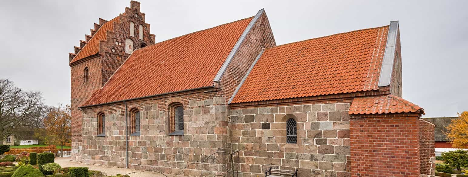 Grindløse Kirkes ældste dele, koret og skibet, er opført i den romanske periode. I gotisk tid fik kirken flere tilbygninger, bl.a. våbenhus og tårn