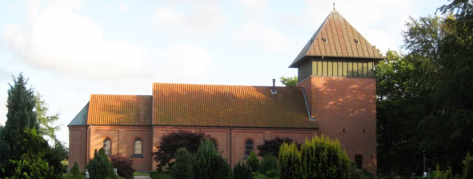 Badskær Kirke er opført i 1909 og bestod oprindeligt af et skib og et kor med en apsis. I 1970'erne blev tårnet tilbygget.