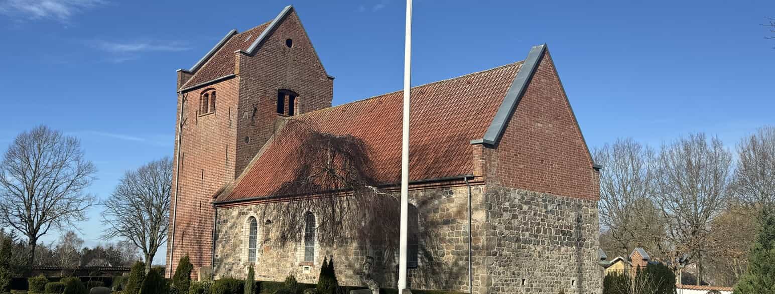 Nordrup Kirke er opført i rå og kløvede marksten med kvadre i bygningens hjørner