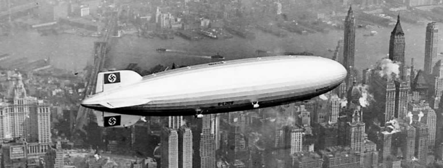 Hindenburg fotograferet den 6. maj 1937 over New York, få timer inden luftskibet brød i brand i Lakehurst, New Jersey