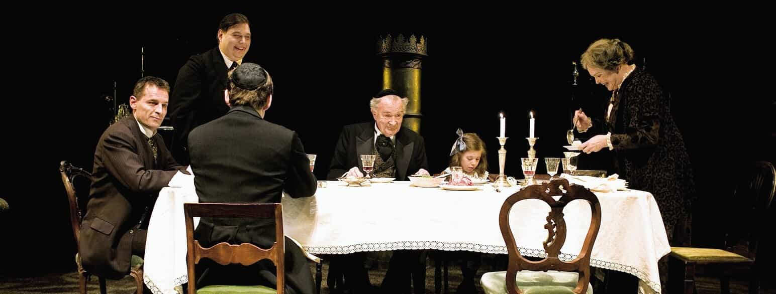 Indenfor Murene er blev opført mange gange på Det Kgl. Teater. Her opsætningen fra sæson 2005-2006 med Jørgen Reenberg i midten som Adolf Levin og Ghita Nørby som Sara Levin yderst til højre
