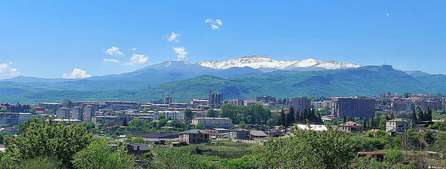 Stepanakert på skråningen af Karabakh-bjergkæden
