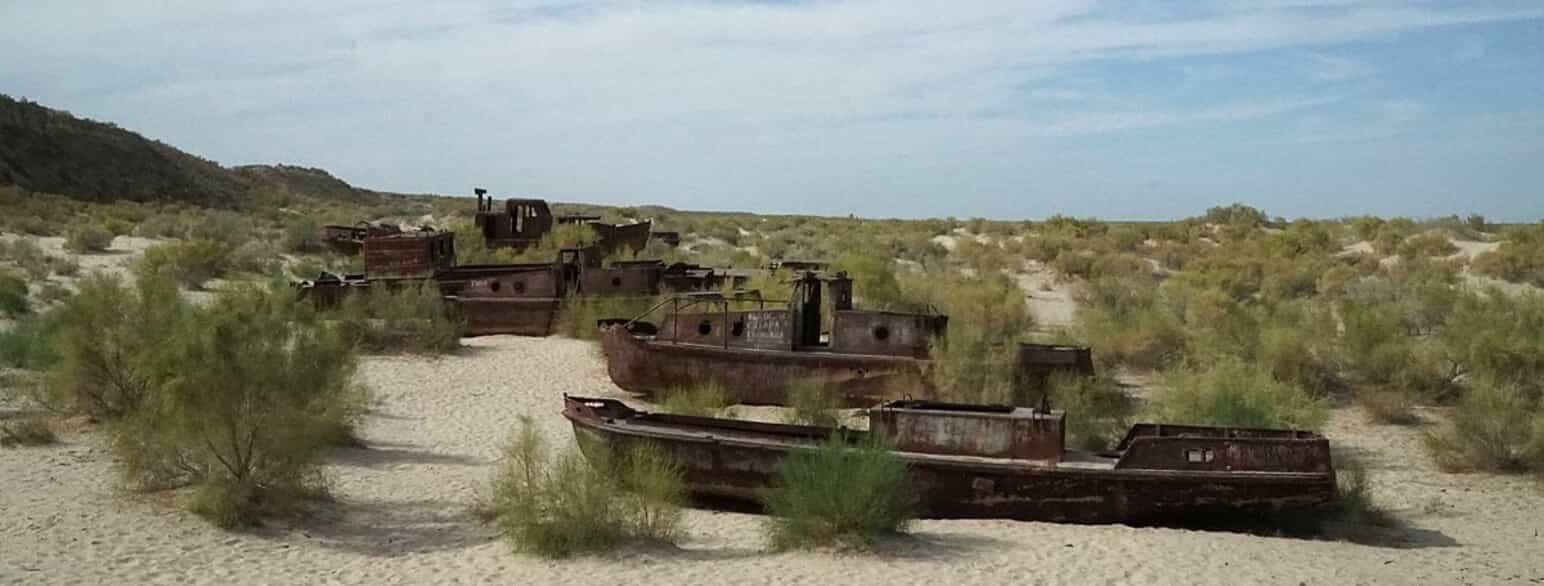 Skibe på det der tidligere var Aralsøens havbund