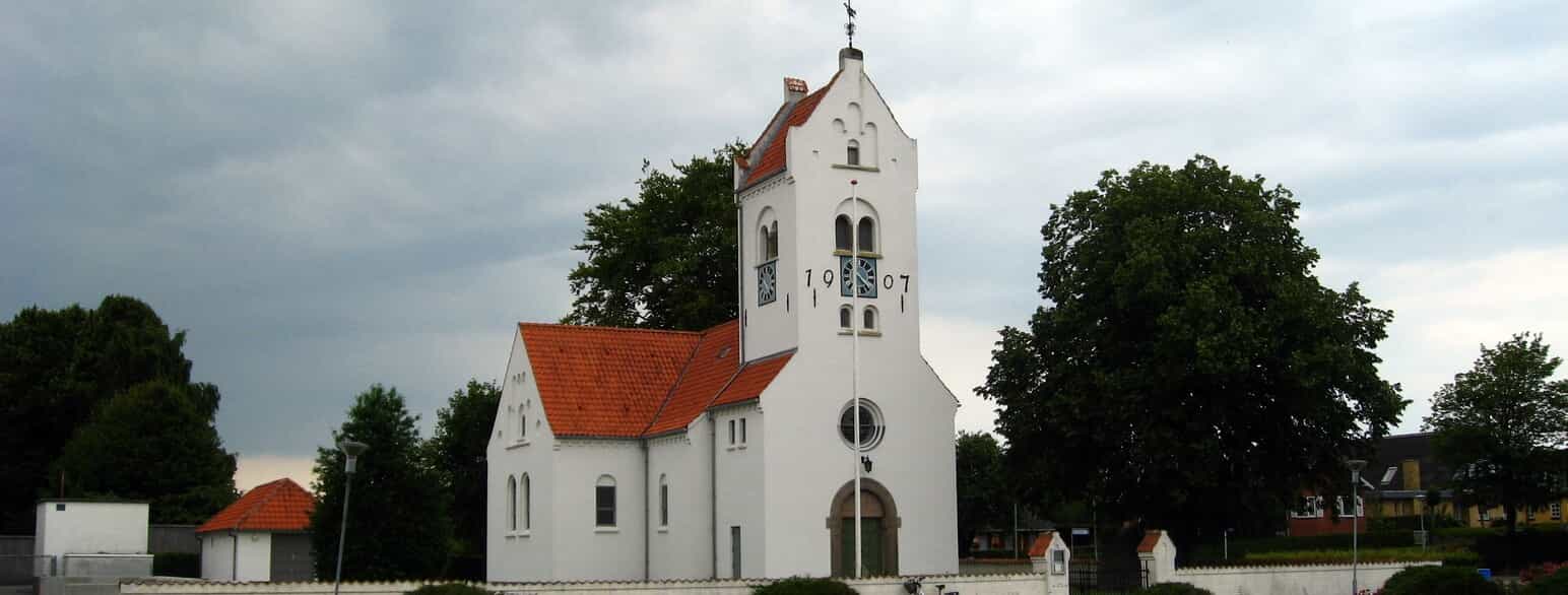 Fjerritslev Kirke er opført i 1907 med inspiration i middelalderens kirkearkitektur og har bl.a. dekorative murnicher på gavlene.
