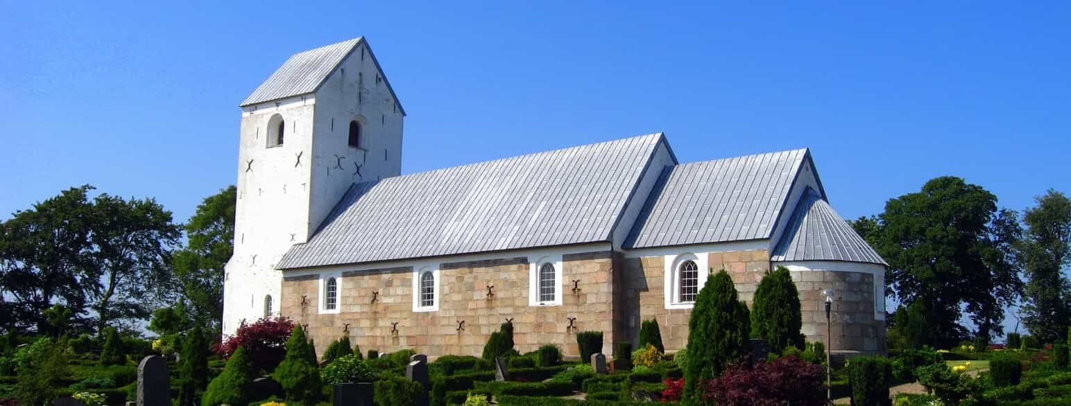 Haverslev Kirke består af et romansk skib og et kor med en apsis, som opført i granitkvadre. Tårnet er tilbygget i sengotisk tid