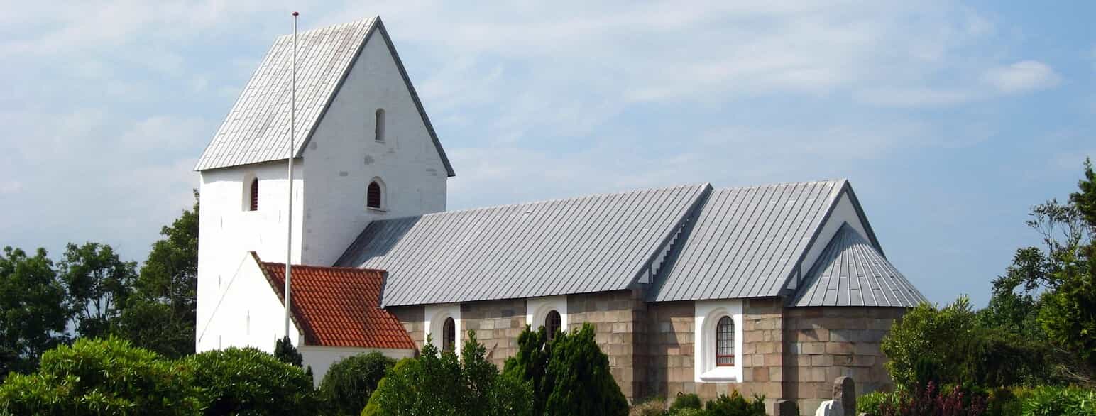 Gøttrup Kirke består af et skib og et kor med apsis, som er opført i romansk tid. Tårnet på kirkens vestende er tilbygget i gotisk tid