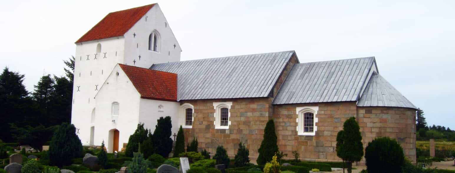 Hune Kirke set fra sydøst. Skibet og koret med apsis er opført i romansk tid, mens tårnet og våbenhuset er tilbygget i sengotisk tid