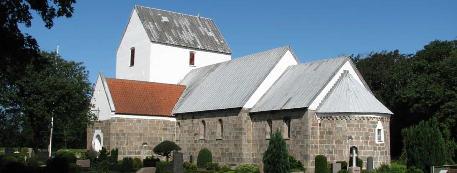 Ingstrup Kirke set fra sydøst. De ældste dele er skibet og koret med apsis, som er opført i romansk tid. Tårnet og våbenhuset er tilbygget i middelalderen