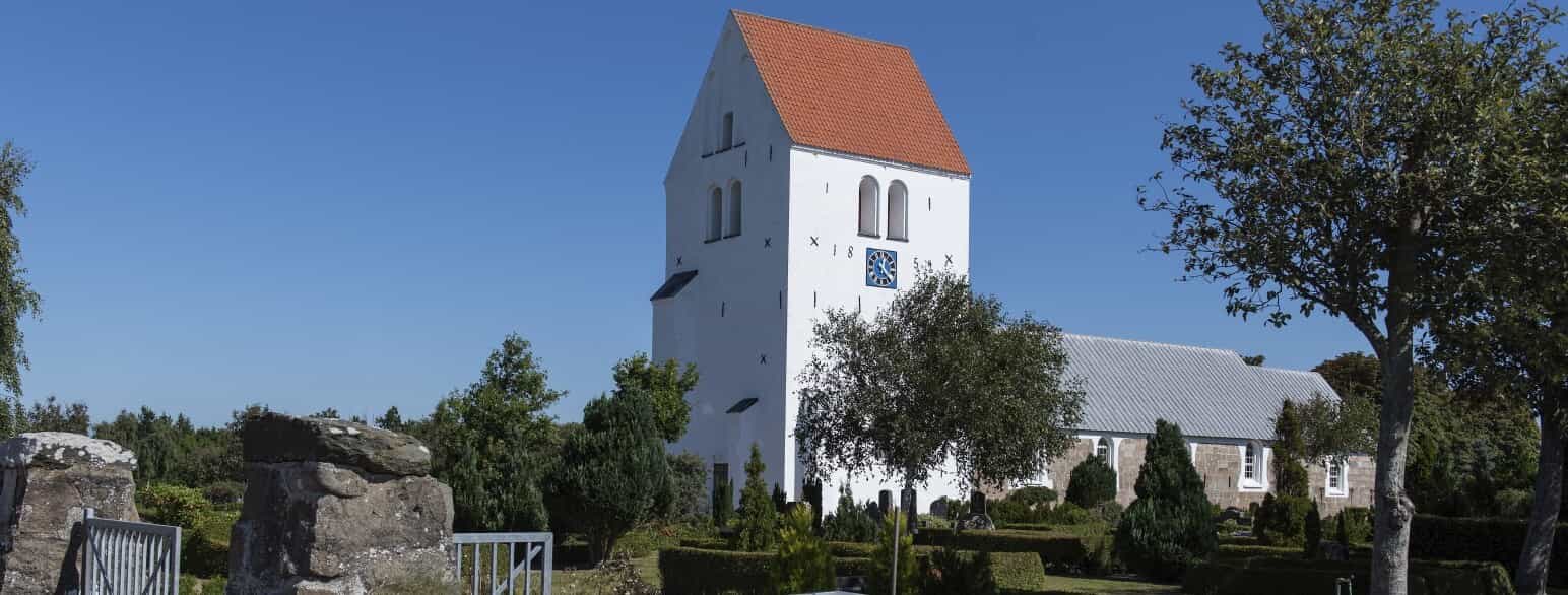 Jetsmark Kirke set fra sydvest. Kirkens kor, skib og apsis er fra romansk tid. Tårnet er tilbygget i slutningen af 1400-tallet 