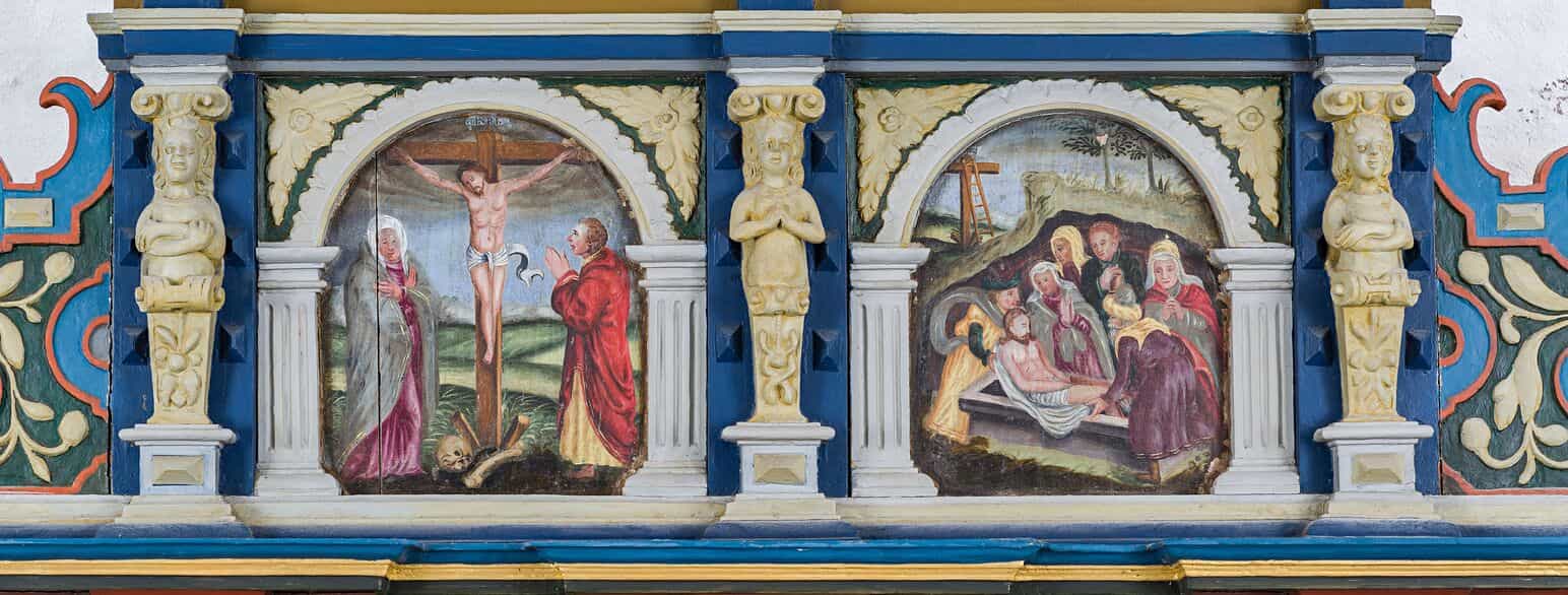 Altertavlen i Norup Kirke. Her ses det øverste af altertavlen, som er et maleri af korsfæstelsen og gravnedlæggelsen. Foto: 2017.