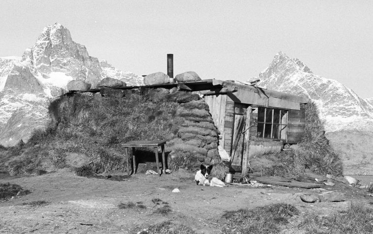 Tørvemurshytte i Tasiilaq, Østgrønland, 1957