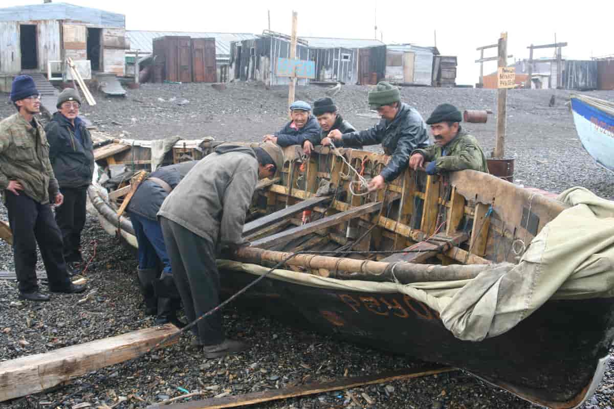 Yupiget i Uelen i Tjukotka er ved at klargøre en angyaq (konebåd) til sejlads; 2005.