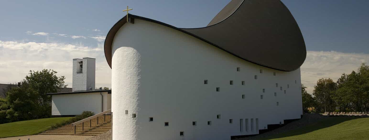 Strandby Kirke fra 1965-1966 præges i høj grad af taget, som ligner en bølge