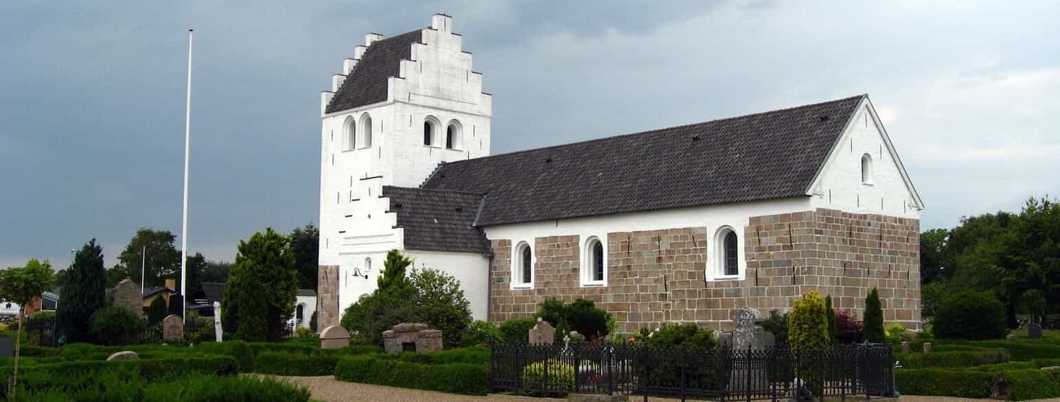 Kollerup Kirke set fra sydøst. Kirkens skib er opført i romansk tid, mens tårnet og våbenhuset blev tilbygget omkring år 1500