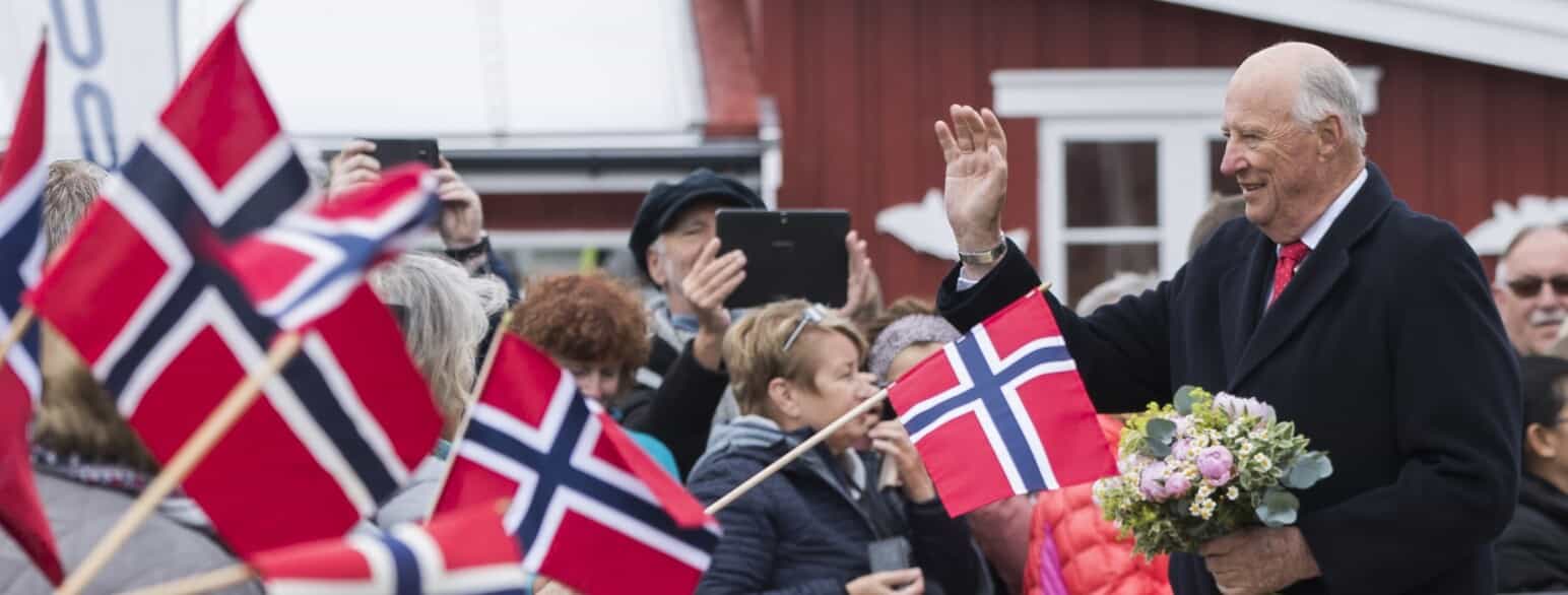 Kong Harald fotograferet i 2018, da han besøgte den lille fiskerby Reine på Lofoten
