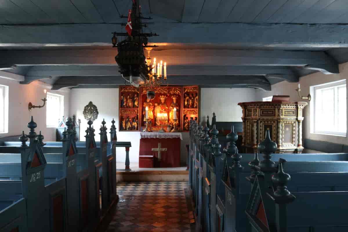 Hirsholmene Kirkes indre