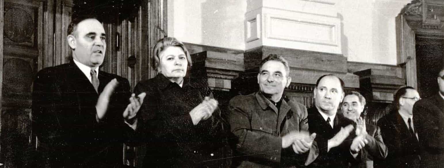 Ana Pauker med den øvrige rumænske ledelse i 1951 ved vedtagelsen af statsbudgettet. Tv. landets leder Gheorghe Gheorghiu-Dej.