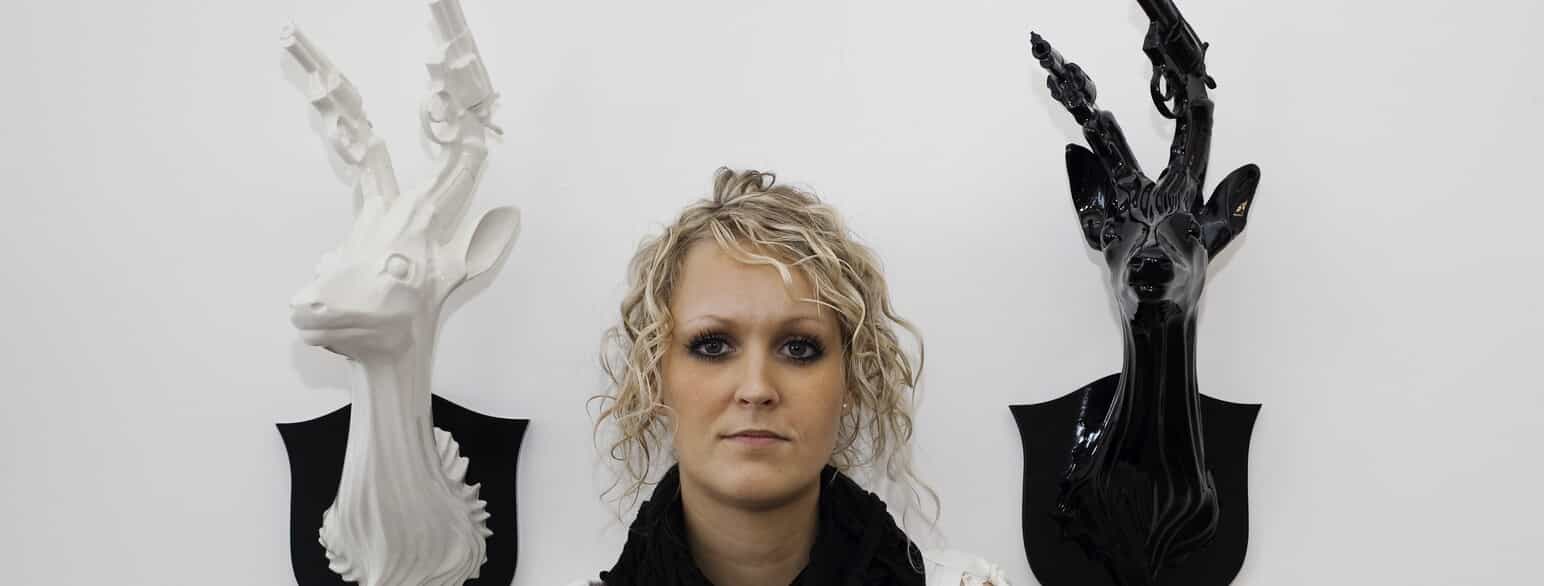Maria Rubinke foran to af hendes porcelænsfigurer. Foto fra 2010