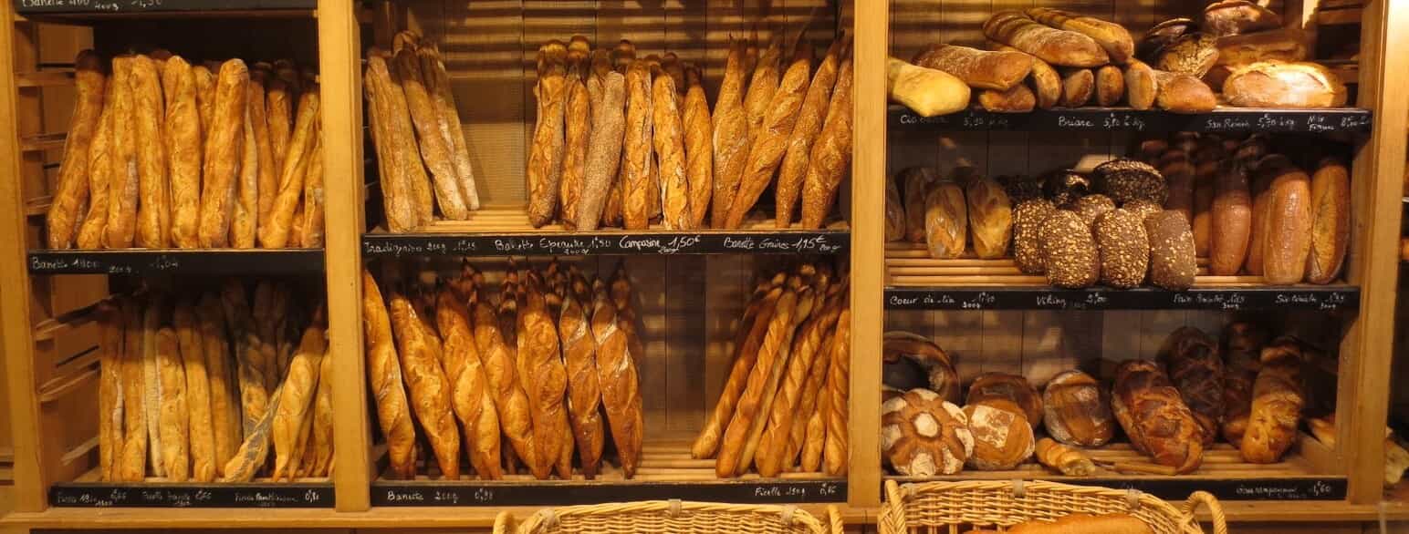 Forskellige typer brød i et typisk fransk bageri.