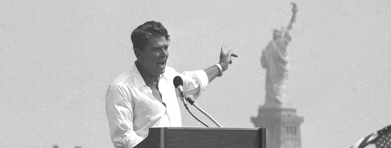 Ronald Reagan og peger på Frihedsgudinden; tale under valgkampen i 1980 