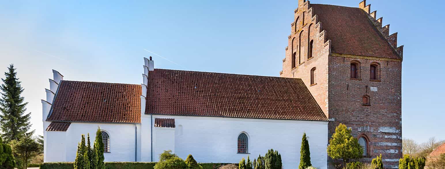 Lunde Kirke er hvidkalket udvendigt, bortset fra tårnet, som står i blank mur med synlige byggematerialer. Taget er belagt med røde tegl.