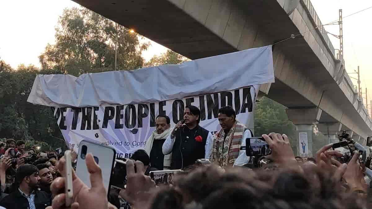 Shashi Tharoor taler ved studenterdemonstration, 2020