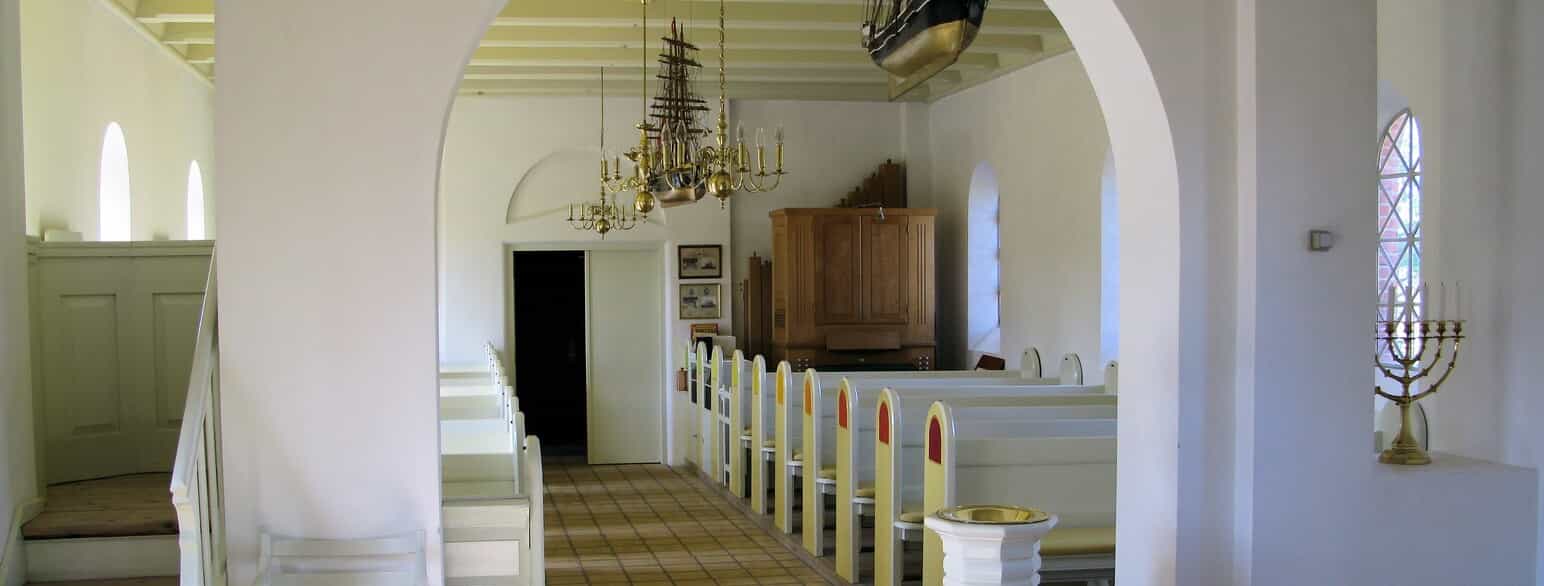 I 1991 gennemgik Hulsig Kirke en renovering, hvor inventaret blev malet i de nuværende farver