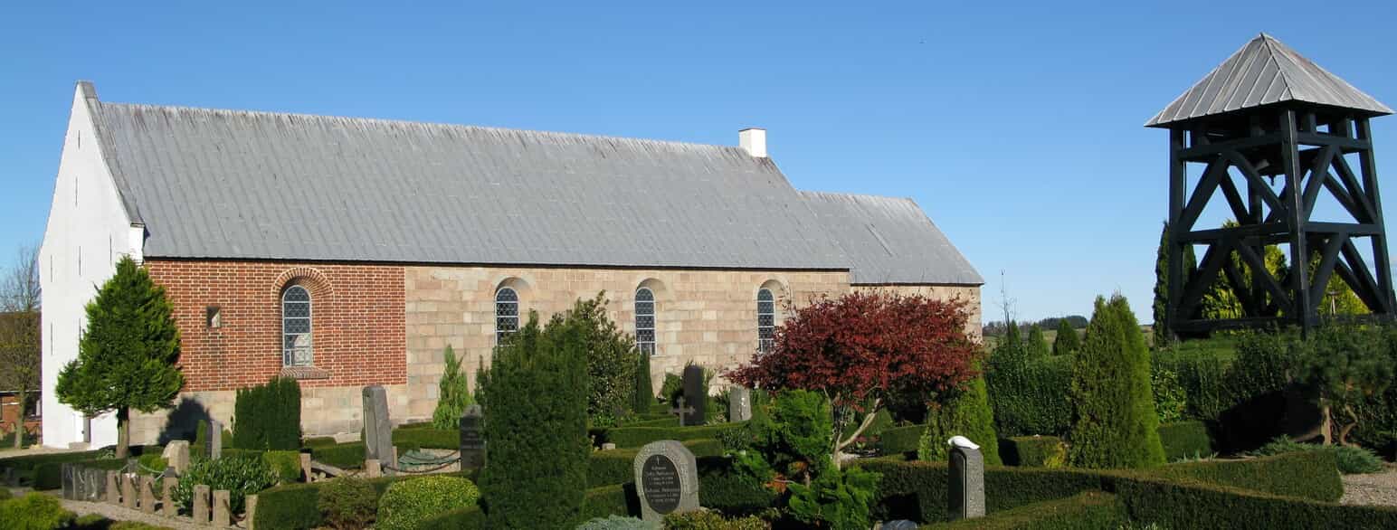 Hørby Kirke er opført i romansk tid, men kirkens skib blev forlænget senere i middelalderen, hvilket tydeligt ses på murværket