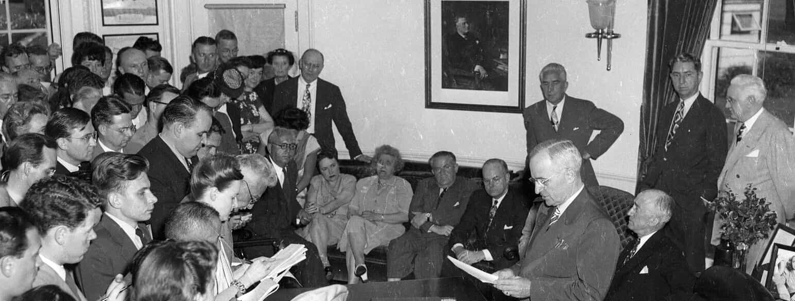 Præsident Harry S. Truman læser den 14. august 1945 meddelelsen om, at Japan har overgivet sig.