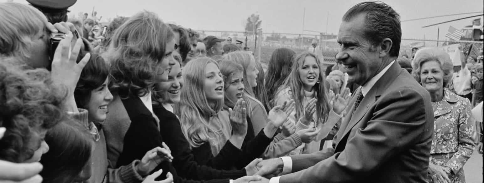 Præsident Richard M. Nixon hilser på en gruppe unge studerende. Utica, New York, 1972