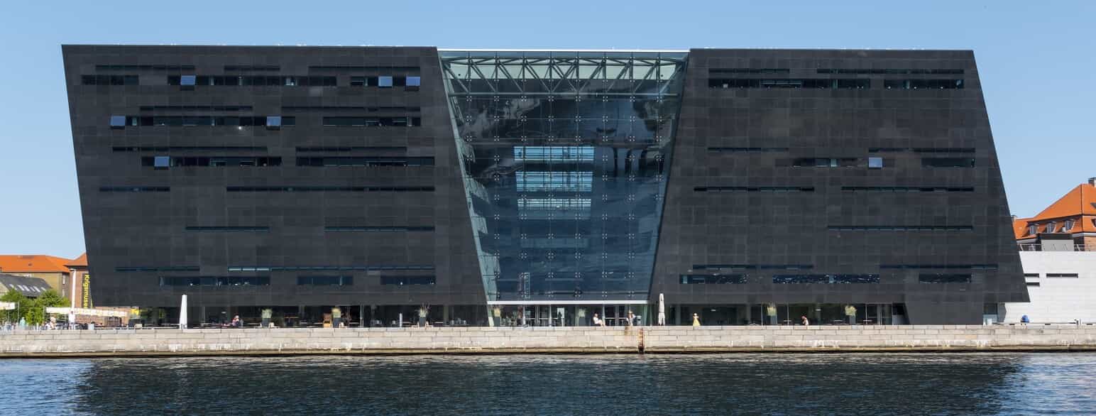 Det Kongelige Bibliotek set fra vandsiden. Foto fra 2022