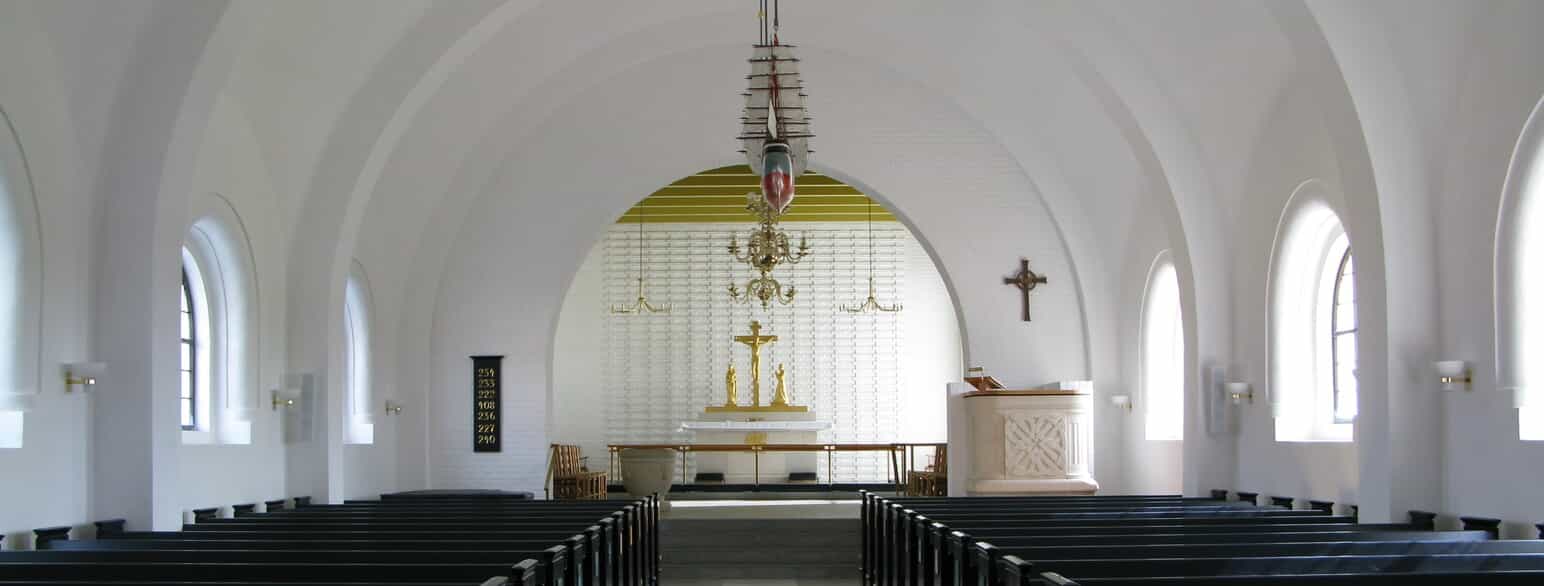 Hirtshals Kirke er tegnet af Carl Harrild. Indvendigt har kirken hvidkalket, tøndehvælvet loft