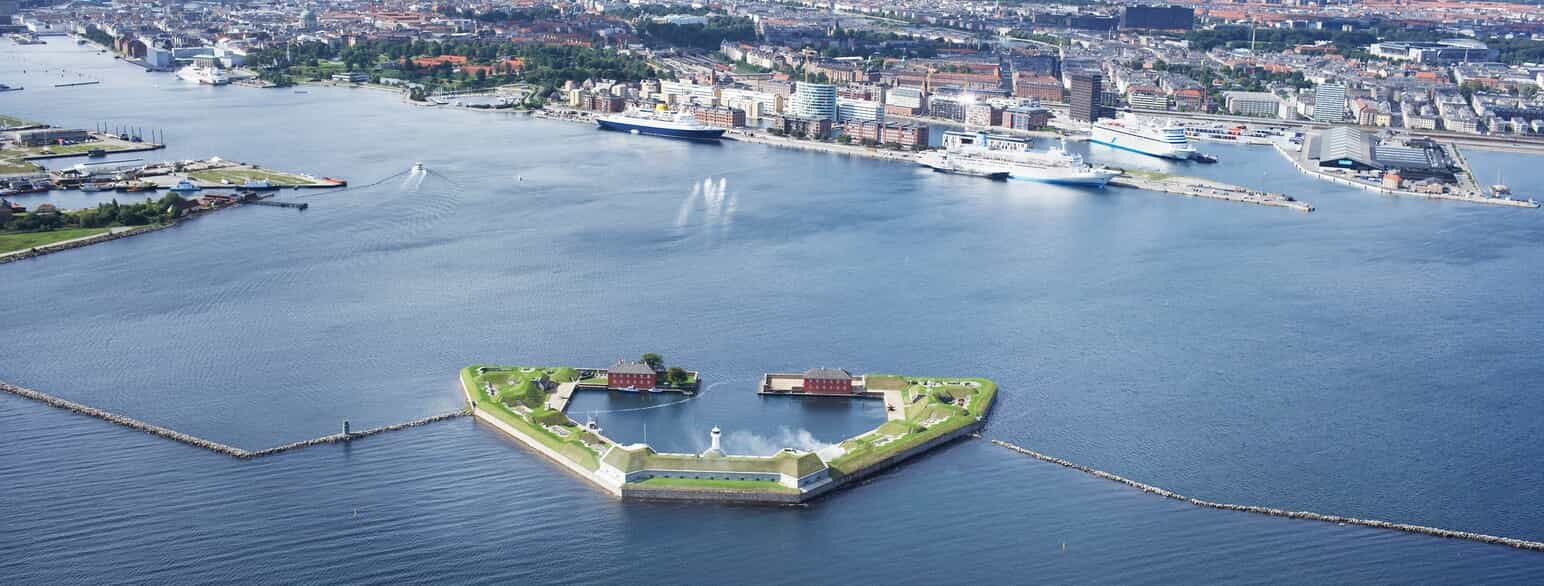 Trekroner skulle forsvare indsejlingen til Københavns Havn. Byggeriet begyndte i 1787 og Trekroner var i brug som søfort frem til 1922.