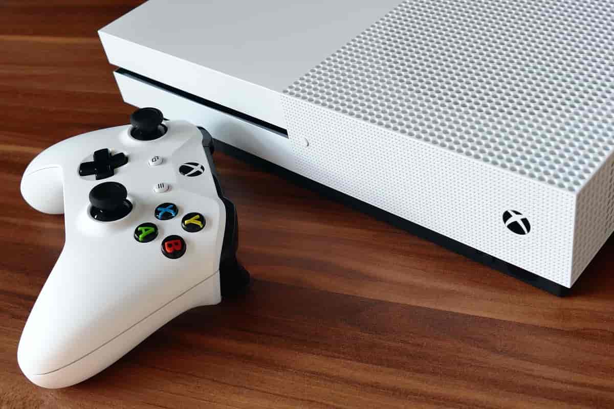 Xbox One S med tilhørende controller