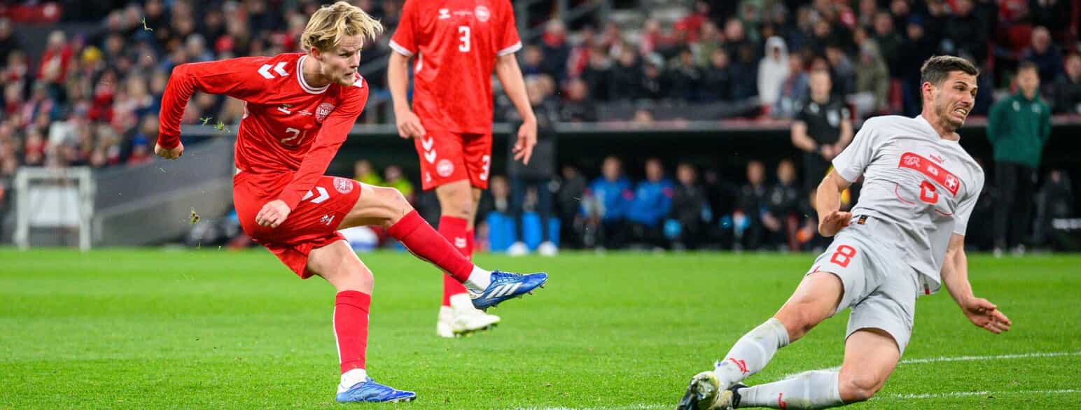 Morten Hjulmand skyder på mål i venskabskampen mellem Danmark og Schweiz den 23. marts 2024