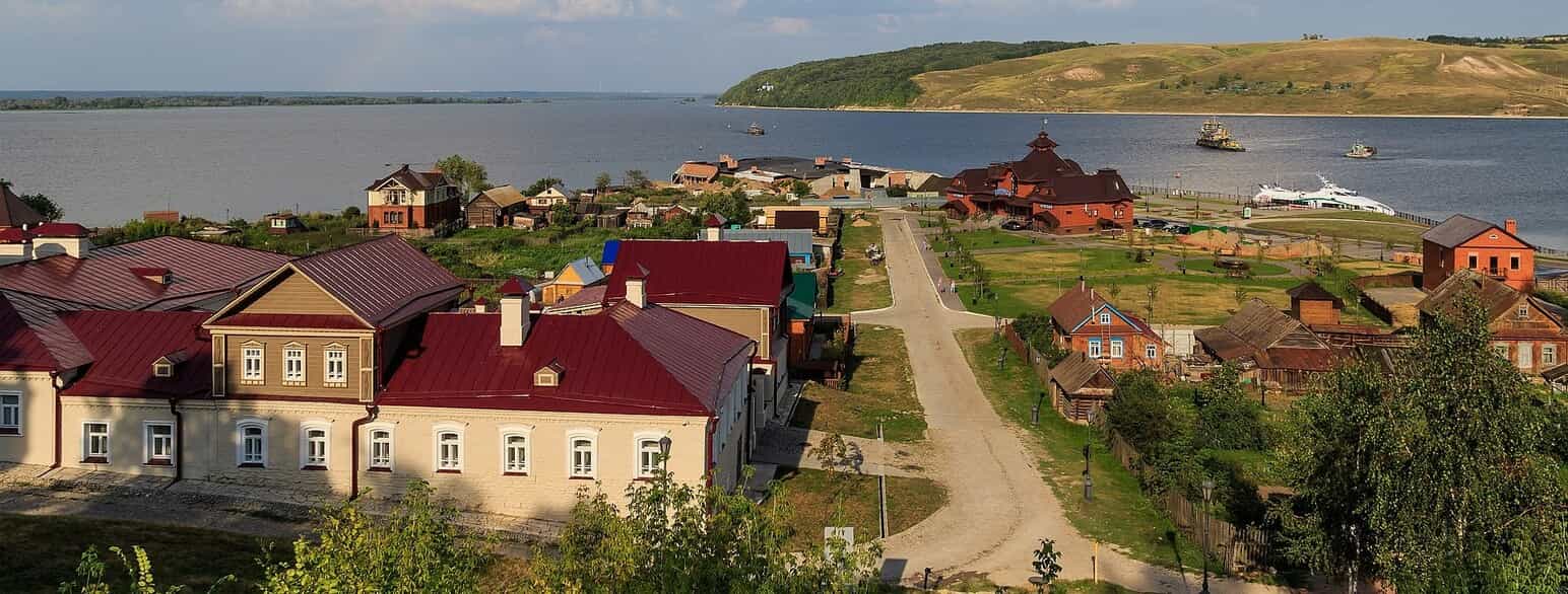 Udsigt mod havnen i landsbyen Svijazjsk, som ligger på en halvø, der forbindes med Volgas vestbred med en lang, smal tange. Svijazjsk var i 1500-tallet var en befæstet by. Den kom på UNESCO's Verdensarvliste i 2017. Foto fra 2016.