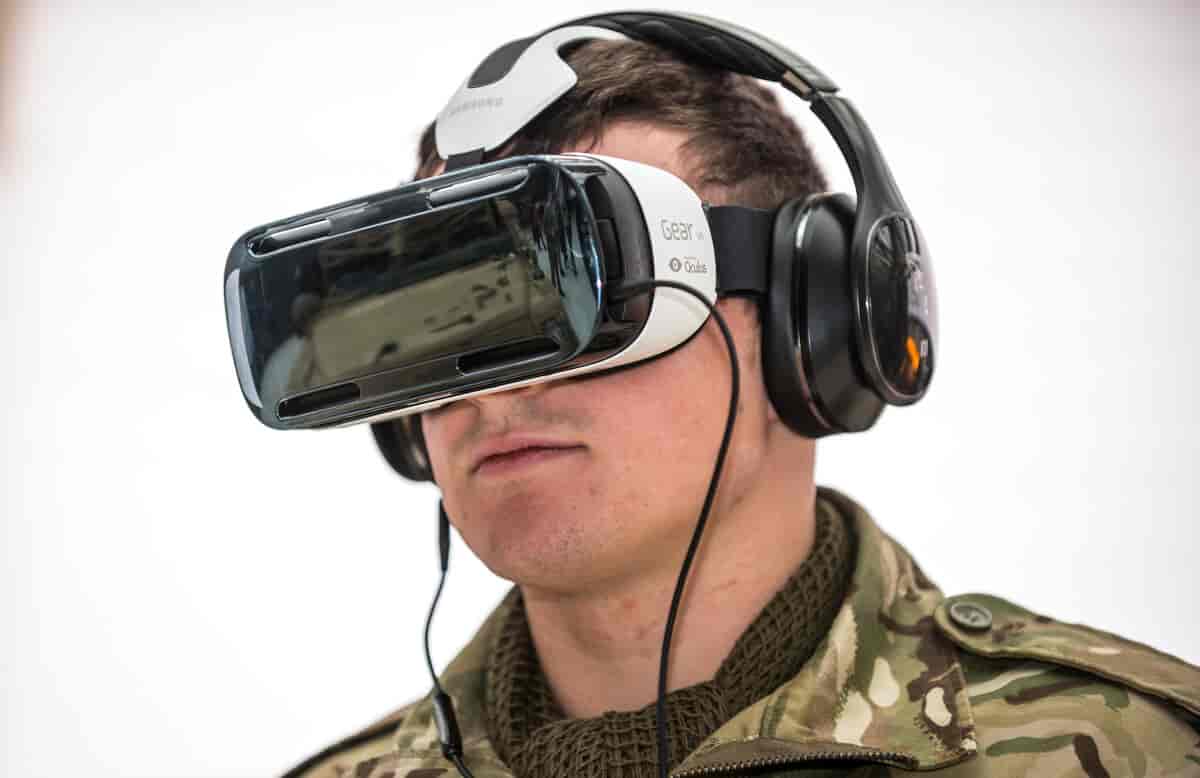 Soldat med VR-headset
